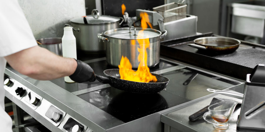 Cocinero que sabe cómo mejorar la higiene y la seguridad en cocinas profesionales